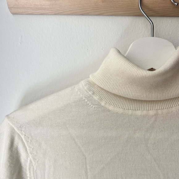 Creme Colored 100% Merino Wool Turtle Neck UNIQLO Size Small/6 - Picture 2 of 5